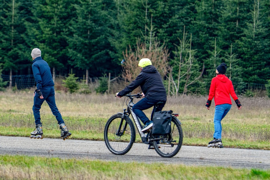 Familien und Menschen am Flugplatz